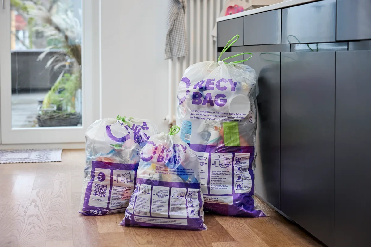 Man sieht Sammelsäcke fürs Plastikrecycling.